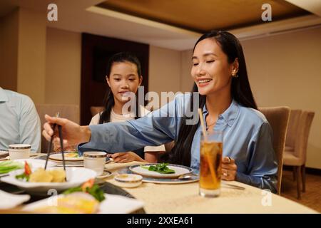 Frau Beim Abendessen Mit Ihrer Familie Stockfoto