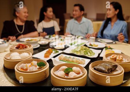 Familiensitzung Am Esstisch Mit Verschiedenen Gerichten Stockfoto