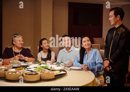 Familie Spricht Mit Dem Kellner Im Restaurant Stockfoto