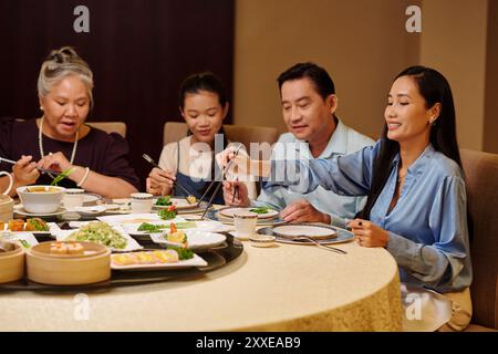 Familienessen Im Restaurant Stockfoto