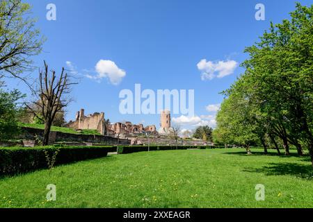 Der Chindia Tower oder Turnul Chindiei, alte Gebäude und Ruinen am Königshof Targoviste (Curtea Domneasca) im Chindia Park (Parcul Chindia) im KIS Stockfoto