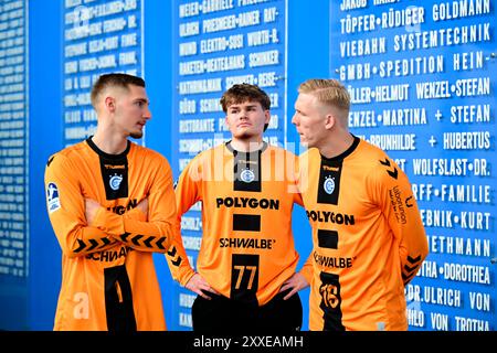 Gummersbach, Deutschland. August 2024. Torhueter-Trio des VfL Gummersbach (von links) Dominik Kuzmanovic (VfL Gummersbach 1), #77 anel Durmic (VfL Gummersbach 77) und #16 Bertram Obling (VfL Gummersbach 16) DAIKIN Handball Bundesliga, 1 Bundesliga, VfL Gummersbach, Mannschaftspraesentation Spielzeit 2024/2025, Schwalbe Arena Gummersbach, 23.08.2024 Foto: Eibner-Pressefoto/Jürgen Augst Credit: dpa/Alamy Live News Stockfoto