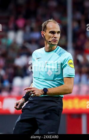 Emmen, Netherlands. 23rd Aug, 2024. EMMEN, NETHERLANDS - AUGUST 23: referee Wouter Wiersma looks on during the Dutch Keuken Kampioen Divisie match between FC Emmen and Helmond Sport at De Oude Meerdijk on August 23, 2024 in Emmen, Netherlands. (Photo by Pieter van der Woude/Orange Pictures) Credit: dpa/Alamy Live News Stock Photo