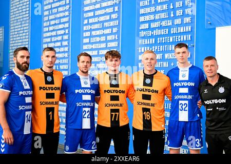 Gummersbach, Deutschland. 23rd Aug, 2024. Neuzugaenge beim VfL Gummersbach (von links:) Teitur Einarsson (VfL Gummersbach 14), Dominik Kuzmanovic (VfL Gummersbach 1), Kentin Mahe (VfL Gumersbach 22), #77 Anel Durmic (VfL Gummersbach 77), #16 Bertram Obling (VfL Gummersbach 16), Mykola Protsiuk (VfL Gummersbach 32) mit Gudjon Valur Sigurdsson (VfL Gummersbach Trainer) DAIKIN Handball Bundesliga, 1 Bundesliga, VfL Gummersbach, Mannschaftspraesentation Spielzeit 2024/2025, Schwalbe Arena Gummersbach, 23.08.2024 Foto: Eibner-Pressefoto/Juergen Augst Credit: dpa/Alamy Live News Stock Photo