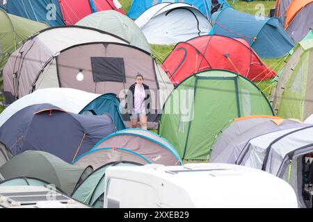 REDAKTIONELLE VERWENDUNG NUR Festivalbesucher während des Leeds Festivals 2024 im Bramham Park in Leeds. Bilddatum: Samstag, 24. August 2024. Stockfoto