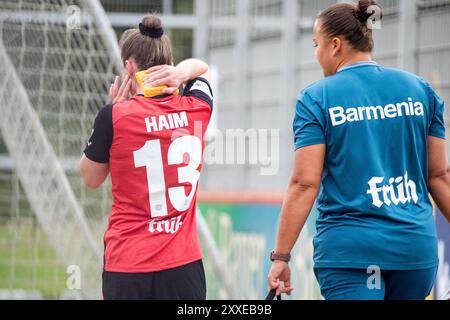 Cologne, Germany. 23rd Aug, 2024. Cologne, Germany, August 23rd 2024: Vanessa Haim (13 Bayer Leverkusen) leaves the field with an injury during the friendly match between Bayer Leverkusen and Fortuna Sittard at Leistungszentrum Kurtekotten in Cologne, Germany. (Leiting Gao/SPP) Credit: SPP Sport Press Photo. /Alamy Live News Stockfoto