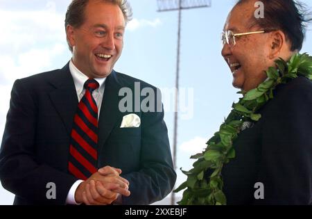 Kjell Inge Røkke og Senator Daniel Inouye von Hawaii i forbindelse med dåpen av Skipet Manukai. Stockfoto