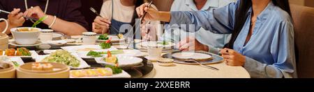 Familie Beim Abendessen Im Restaurant Stockfoto