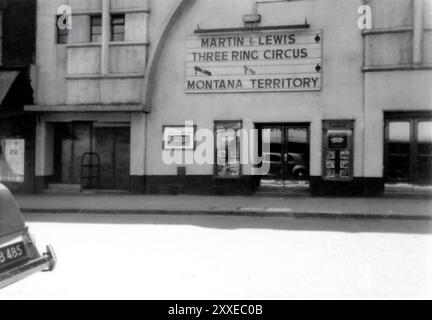 Unidentifiziertes westdeutsches Kino mit DEAN MARTIN und JERRY LEWIS im DREIRINGZIRKUS (1954) und LON McCallister und WANDA HENDRIX in MONTANA TERRITORY (1952) im Kino mit englischsprachigen amerikanischen Filmen für Soldaten der US Army of Occupation um Mitte 1955 Stockfoto