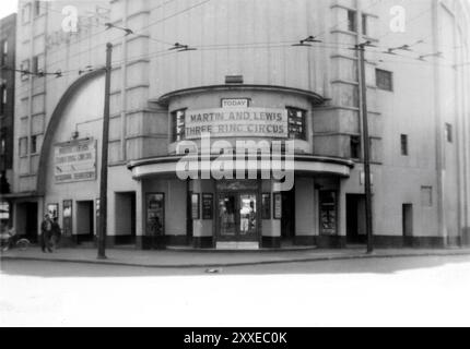 Unidentifiziertes westdeutsches Kino mit DEAN MARTIN und JERRY LEWIS im DREIRINGZIRKUS (1954) und LON McCallister und WANDA HENDRIX in MONTANA TERRITORY (1952) im Kino mit englischsprachigen amerikanischen Filmen für Soldaten der US Army of Occupation um Mitte 1955 Stockfoto