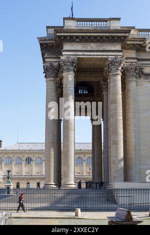 Paris, Frankreich - 08.22.2024. Seitenansicht der Säulen des Panthéon. Denkmal auf dem Place du Panthéon im 5. Arrondissement von Paris. Stockfoto