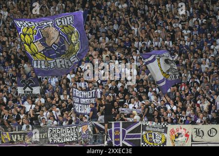 Aue Bad Schlema, Deutschland. August 2024. Fans des FC Erzgebirge Aue mit den Fanfahnen. FC Erzgebirge Aue vs. SG Dynamo Dresden, Fussball, 3. Liga, 3. Spieltag, Saison 2024/2025, 23.08.2024 DFB/DFL-VORSCHRIFTEN VERBIETEN JEDE VERWENDUNG VON FOTOGRAFIEN ALS BILDSEQUENZEN UND/ODER QUASI-VIDEO Foto: Eibner-Pressefoto/Bert Harzer Credit: dpa/Alamy Live News Stockfoto