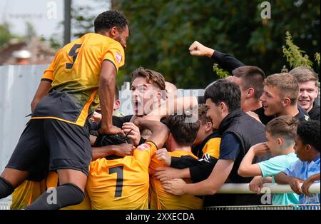 Fußball-Action aus der Isthmian Premier League. Bognor Regis gegen Cheshunt FC. Die Spieler springen in die jubelnde Menge, um ein Tor zu feiern. Stockfoto