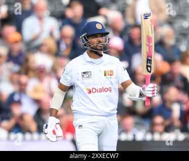 Dinesh Chandimal von Sri Lanka feiert ein halbes Jahrhundert (50 Runs) während des England Men gegen Sri Lanka 1st Rothesay Test Match Day 4 in Old Trafford, Manchester, Großbritannien, 24. August 2024 (Foto: Craig Thomas/News Images) Stockfoto