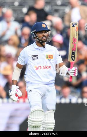 Dinesh Chandimal von Sri Lanka feiert ein halbes Jahrhundert (50 Runs) während des England Men gegen Sri Lanka 1st Rothesay Test Match Day 4 in Old Trafford, Manchester, Großbritannien, 24. August 2024 (Foto: Craig Thomas/News Images) Stockfoto