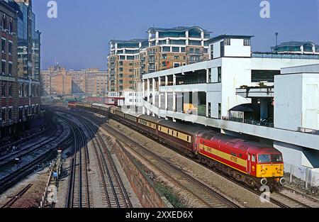 Ein paar der Klasse 47 Diesellokomotiven Nummern 47787 und 47744 top und Tailing a Northern Belle arbeiten an der Cromwell Road in West London am 22. Februar 2003. Stockfoto