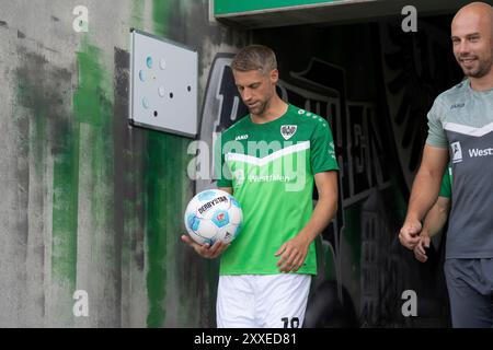 Münster, Deutschland. August 2024. 24.08.2024, SC Preussen Münster vs. 1. FC Kaiserslautern, 2. Bundesliga, 3. Spieltag Wichtiger Hinweis: Gemaess den Vorgaben der DFL Deutsche Fussball Liga bzw. Des DFB Deutscher Fussball-Bund ist es untersagt, in dem Stadion und/oder vom Spiel angefertigte Fotoaufnahmen in Form von Sequenzbildern und/oder videoaehnlichen Fotostrecken zu verwerten Foto: Bahho Kara/Kirchner-Media Credit: dpa/Alamy Live News Stockfoto