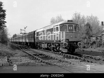 Eine Diesellokomotive der Baureihe 33 mit der Nummer 33008, die am 20. April 1992 in Marchwood auf einer Eisenbahntour für Enthusiasten arbeitete. Stockfoto
