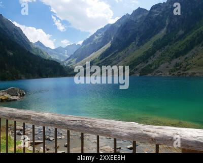 Blick auf den Lac de Gaube im Nationalpark Pyrenäen im Südwesten Frankreichs Stockfoto