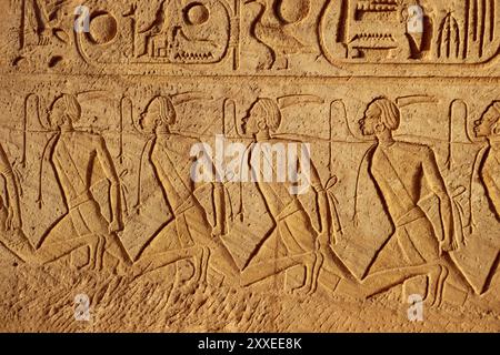 altägyptische Hieroglyphen, die an den Innenwänden des Abu Simbel-Tempels in Assuan, Ägypten, gehauen wurden Stockfoto