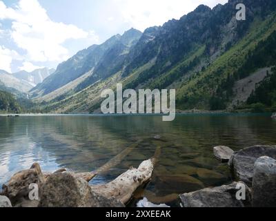 Blick auf den Lac de Gaube im Nationalpark Pyrenäen im Südwesten Frankreichs Stockfoto
