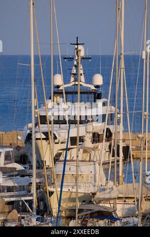 Italien, Sizilien, Mittelmeer, Marina di Ragusa (Provinz Ragusa); 23. August 2024, Luxusyachten im Hafen - EDITORIAL Stockfoto