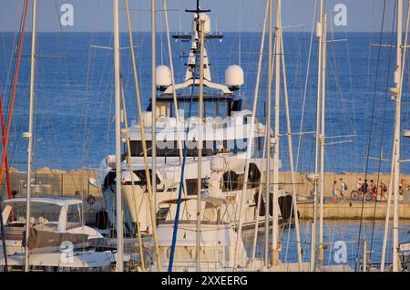 Italien, Sizilien, Mittelmeer, Marina di Ragusa (Provinz Ragusa); 23. August 2024, Luxusyachten im Hafen - EDITORIAL Stockfoto