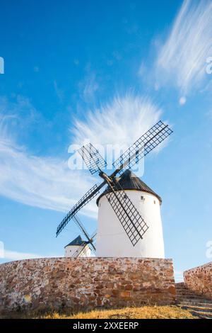 Zwei Windmühlen. Alcazar de San Juan, Provinz Ciudad Real, Castilla La Mancha, Spanien. Stockfoto