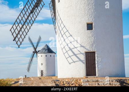 Zwei Windmühlen. Alcazar de San Juan, Provinz Ciudad Real, Castilla La Mancha, Spanien. Stockfoto