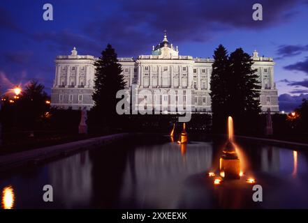 Königspalast von Sabatini-Gärten, Nachtblick. Madrid, Spanien. Stockfoto