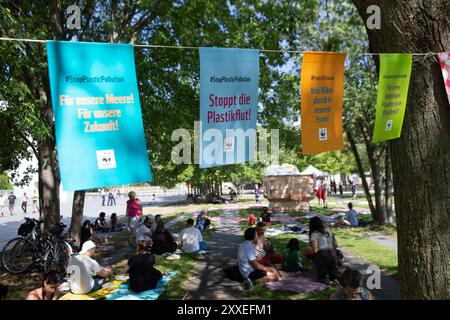 Berlin, Deutschland, 24. September 2024. Umweltaktivisten nehmen an einem bundesweiten Protestpicknick des WWF Deutschland gegen die Plastikkrise vor dem Bundeskanzleramt in Berlin teil. Die Demonstranten versammeln sich mit bunten Bannern und einem riesigen symbolischen Picknickkorb, der mit Plastikabfällen gefüllt ist, und fordern einen starken globalen vertrag der Vereinten Nationen, um die Plastikverschmutzung während der laufenden UN-Verhandlungen zu beenden. Felix Wolf/Alamy Live News Stockfoto