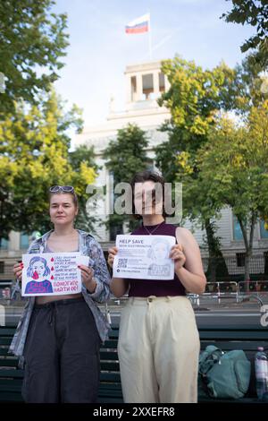 23. August 2024, Berlin, Deutschland, Demonstration vor der russischen Botschaft in Berlin. Die russische Staatsbürgerin Seda Suleymanova wurde am 23. August 2023 von ihren Verwandten in St. Petersburg mit Hilfe der Polizei entführt. Man geht davon aus, dass das Ermittlungsverfahren von Beamten absichtlich sabotiert wurde. Diese Ungerechtigkeit sollte erneut geprüft werden. Quelle: Felix Wolf/Alamy Live News Stockfoto