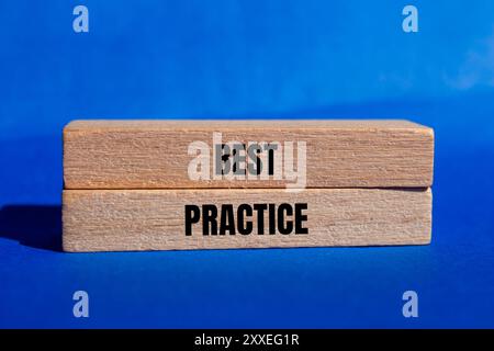 BEST Practice-Nachricht auf Holzblöcken mit blauem Hintergrund. Symbol für konzeptionelle Best Practices. Kopierbereich. Stockfoto