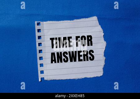 Zeit für Antworten Nachricht auf gerissenem Papierstück mit blauem Hintergrund. Symbol für die konzeptionelle Zeit für Antworten. Kopierbereich. Stockfoto