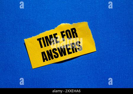 Zeit für Antworten Nachricht geschrieben auf gerissenem gelbem Papierstück mit blauem Grund. Symbol für die konzeptionelle Zeit für Antworten. Kopierbereich. Stockfoto