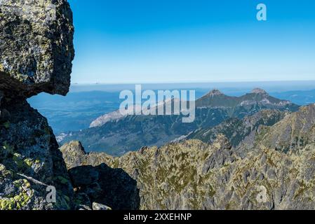 Herrlicher Blick vom Schwistowier Stit Berggipfel in der Hohen Tatra in der Slowakei am Spätsommertag mit klarem Himmel Stockfoto