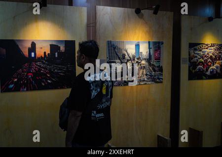 Indonesien. August 2024. Besucher sehen die Fotos, die am Samstag (24.8.2024) in der Jakarta Record Fotoausstellung in der Jakarta Library der HB Jassin PDS Gallery, Taman Ismail Marzuki, Jakarta, Indonesien, ausgestellt wurden. Pewarta Foto Indonesia (PFI) Jakarta hält erneut eine journalistische Fotoausstellung mit dem Thema Rekam Jakarta 2024: Sayonara Jakarta. Diese Ausstellung findet vom 23. Bis 31. August 2024 statt und zeigt 96 Einzelfotos und 10 Geschichtenfotos aus der Zeitspanne der Ereignisse von 2023 bis 2024. (Kreditbild: © Andri Munazir/ZUMA Press Wire) NUR REDAKTIONELLE VERWENDUNG! Nicht für kommerzielle Zwecke Stockfoto