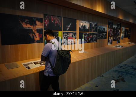 Indonesien. August 2024. Besucher sehen die Fotos, die am Samstag (24.8.2024) in der Jakarta Record Fotoausstellung in der Jakarta Library der HB Jassin PDS Gallery, Taman Ismail Marzuki, Jakarta, Indonesien, ausgestellt wurden. Pewarta Foto Indonesia (PFI) Jakarta hält erneut eine journalistische Fotoausstellung mit dem Thema Rekam Jakarta 2024: Sayonara Jakarta. Diese Ausstellung findet vom 23. Bis 31. August 2024 statt und zeigt 96 Einzelfotos und 10 Geschichtenfotos aus der Zeitspanne der Ereignisse von 2023 bis 2024. (Kreditbild: © Andri Munazir/ZUMA Press Wire) NUR REDAKTIONELLE VERWENDUNG! Nicht für kommerzielle Zwecke Stockfoto