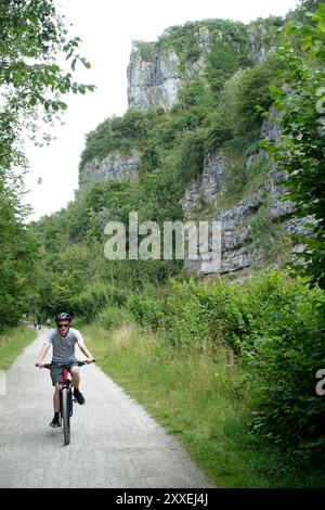 Blick auf den Monsal Trail, eine stillgelegte Eisenbahn, die zu einem beliebten Radweg von Buxton nach Bakewell, Peak District, Derbyshire, Großbritannien, umgebaut wurde Stockfoto