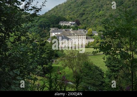 Blick auf Litton Mill entlang des Monsal Trail, einer stillgelegten Eisenbahn, die zu einem beliebten Radweg von Buxton nach Bakewell, Peak District, Derbyshire umgebaut wurde Stockfoto