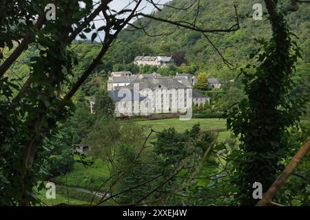 Blick auf Litton Mill entlang des Monsal Trail, einer stillgelegten Eisenbahn, die zu einem beliebten Radweg von Buxton nach Bakewell, Peak District, Derbyshire umgebaut wurde Stockfoto