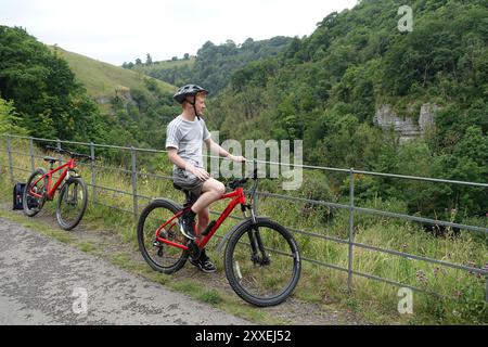 Blick auf den Monsal Trail, eine stillgelegte Eisenbahn, die zu einem beliebten Radweg von Buxton nach Bakewell, Peak District, Derbyshire, Großbritannien, umgebaut wurde Stockfoto