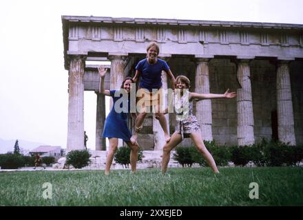 Drei junge Touristinnen albern vor dem Tempel des Hephaistos in Athen Rum. Der Tempel auf der Agora ist auch unter den Namen Theseion oder Theseum bekannt. / Drei junge weibliche Touristen täuschen vor dem Tempel des Hephaistos in Athen herum. Der Tempel auf der Agora ist auch als Theseion oder Theseum bekannt. *Aufnahmedatum geschätzt/Datum geschätzt* Schnappschuss-Fotografie/A. Aldrige *** drei junge weibliche Touristen täuschen vor dem Tempel des Hephaistos in Athen der Tempel auf der Agora ist auch bekannt als Theseion oder Theseum Datum geschätzte Schnappschussfotografie A Aldrige Stockfoto