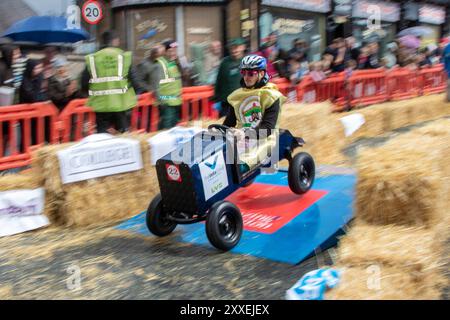 Accrington, Großbritannien, 24. August 2024. Sapbox Challenge in der High Street zieht Tausende ins Stadtzentrum von Lancashire. Es wird erwartet, dass Tausende von Zuschauern die Straßen von Accrington säumen, während die Einheimischen und Unternehmen Kopf an Kopf gehen, um zum Soapbox-Champion gekrönt zu werden. Credit; MediaWorldImasges/AlamyLiveNews Stockfoto