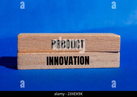 Produktinnovationsbotschaft auf Holzblöcken mit blauem Hintergrund. Symbol für konzeptionelle Produktinnovation. Kopierbereich. Stockfoto