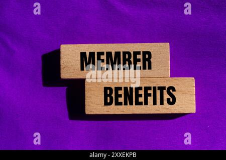 Nachricht über die Vorteile der Mitglieder auf Holzblöcken mit violettem Hintergrund. Symbol für konzeptionelle Leistungen für Mitglieder. Kopierbereich. Stockfoto