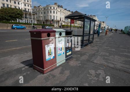 Öffentliche Mülltonnen an der Küste von Brighton, Sammelbehälter für Glas, allgemeine Abfälle und Kunststoffe. Stockfoto