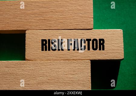 Risikofaktor-Meldung auf Holzblock mit grünem Hintergrund. Konzeptionelles Risikofaktorsymbol. Kopierbereich. Stockfoto