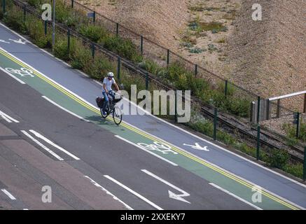 Aufnahmen von oben von der Ostklippe mit Blick auf die Radroute des Brighton Madeira Drive mit Straßenmarkierungen. Stockfoto