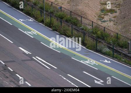 Aufnahmen von oben von der Ostklippe mit Blick auf die Radroute des Brighton Madeira Drive mit Straßenmarkierungen. Stockfoto